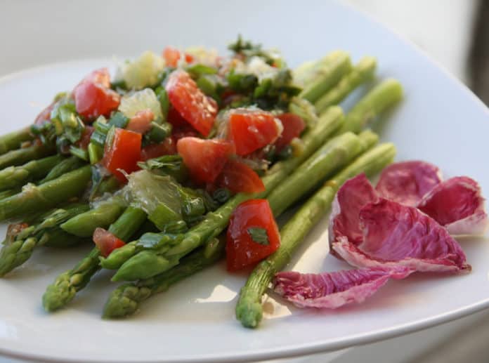Dish with green string beans and asparagus